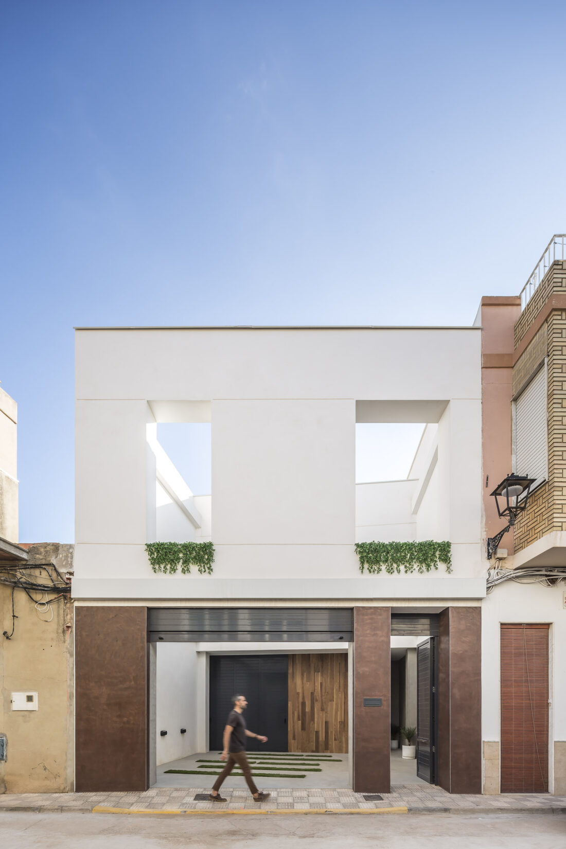 Dobleese arquitectura interiorismo premium vivienda minimalista fachada principal