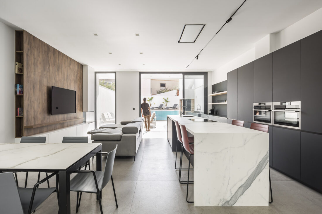 Dobleese arquitectura interiorismo premium vivienda minimalista comedor salón cocina