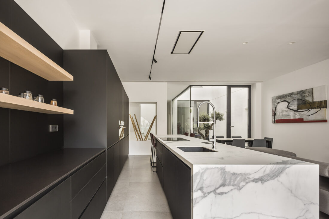 Dobleese arquitectura interiorismo premium vivienda minimalista cocina negra abierta