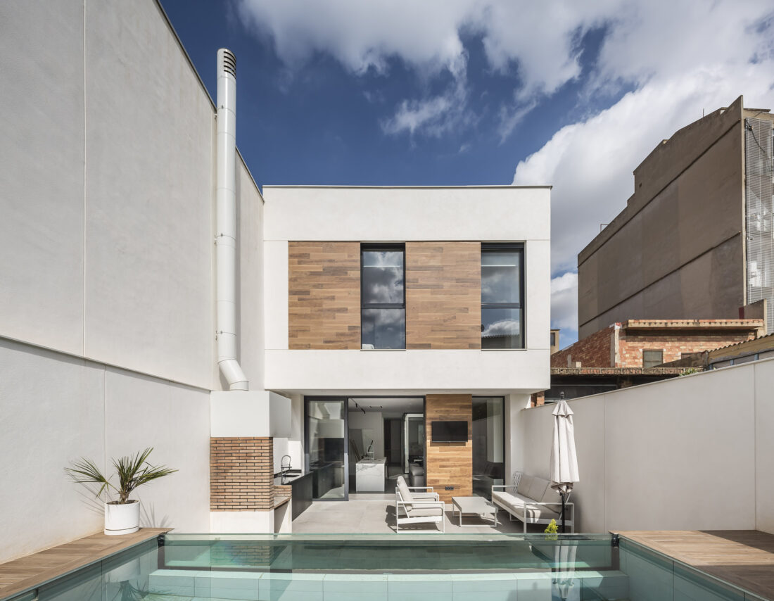 Dobleese arquitectura interiorismo premium vivienda patio piscina lateral visto barbacoa