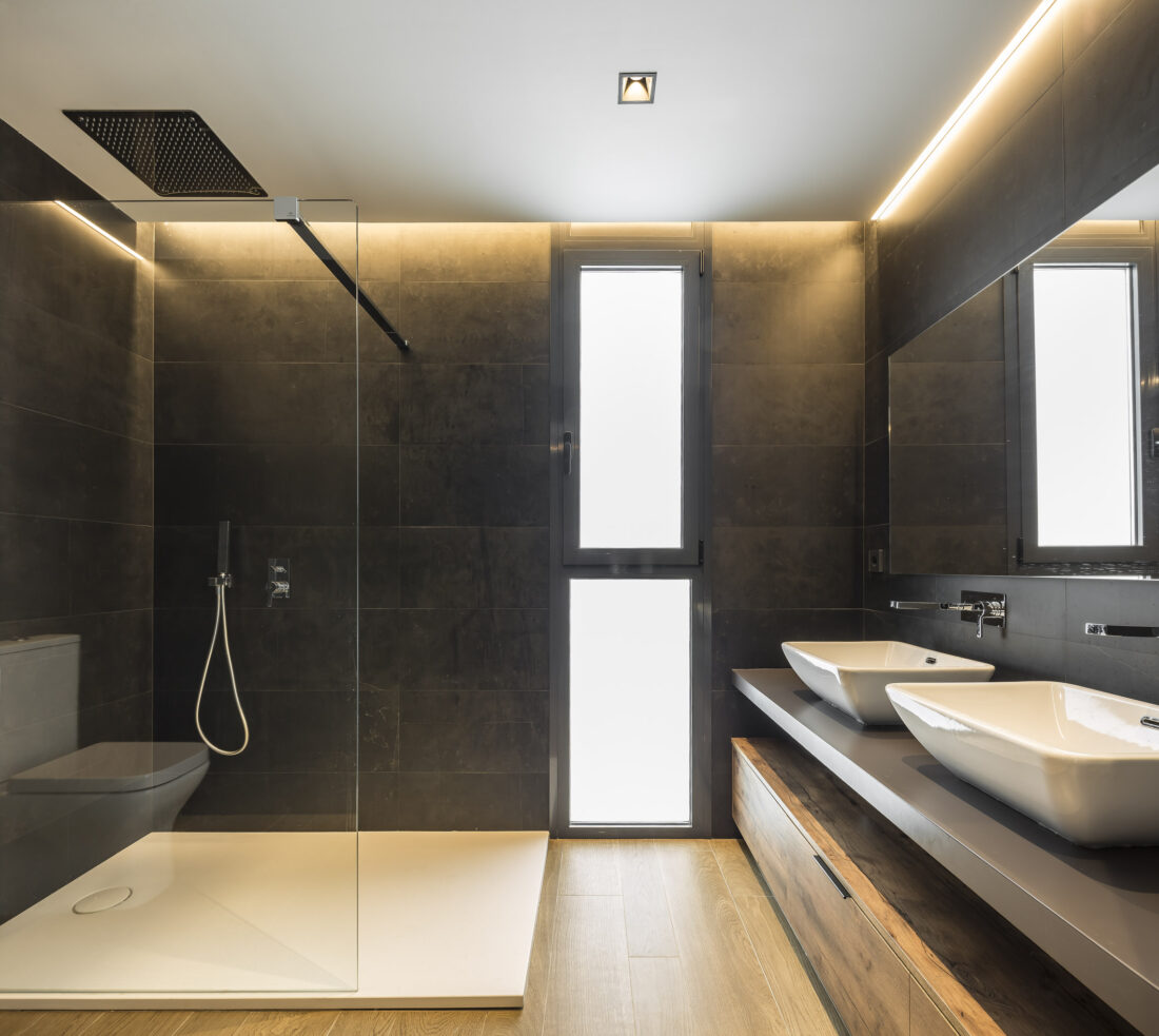 Dobleese arquitectura interiorismo premium vivienda minimalista baño paredes negras lavabo sobreencimera