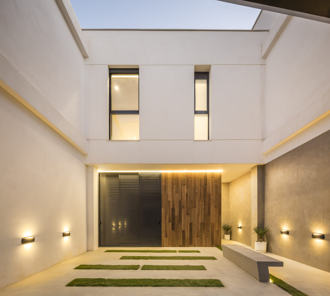 Dobleese arquitectura interiorismo premium vivienda minimalista patio interior iluminación indirecta