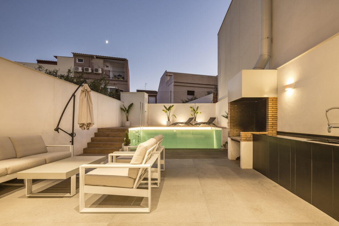 Dobleese arquitectura interiorismo premium vivienda minimalista iluminación piscina indirecta