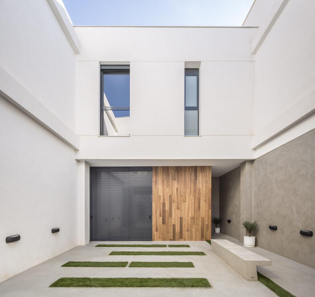 Dobleese arquitectura interiorismo premium vivienda minimalista patio intimidad