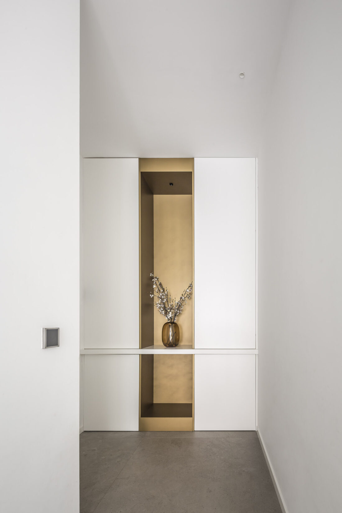 Dobleese arquitectura interiorismo premium vivienda minimalista detalle dorado