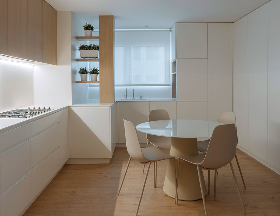 Dobleese reforma interiorismo cocina office blanco y roble apartamento