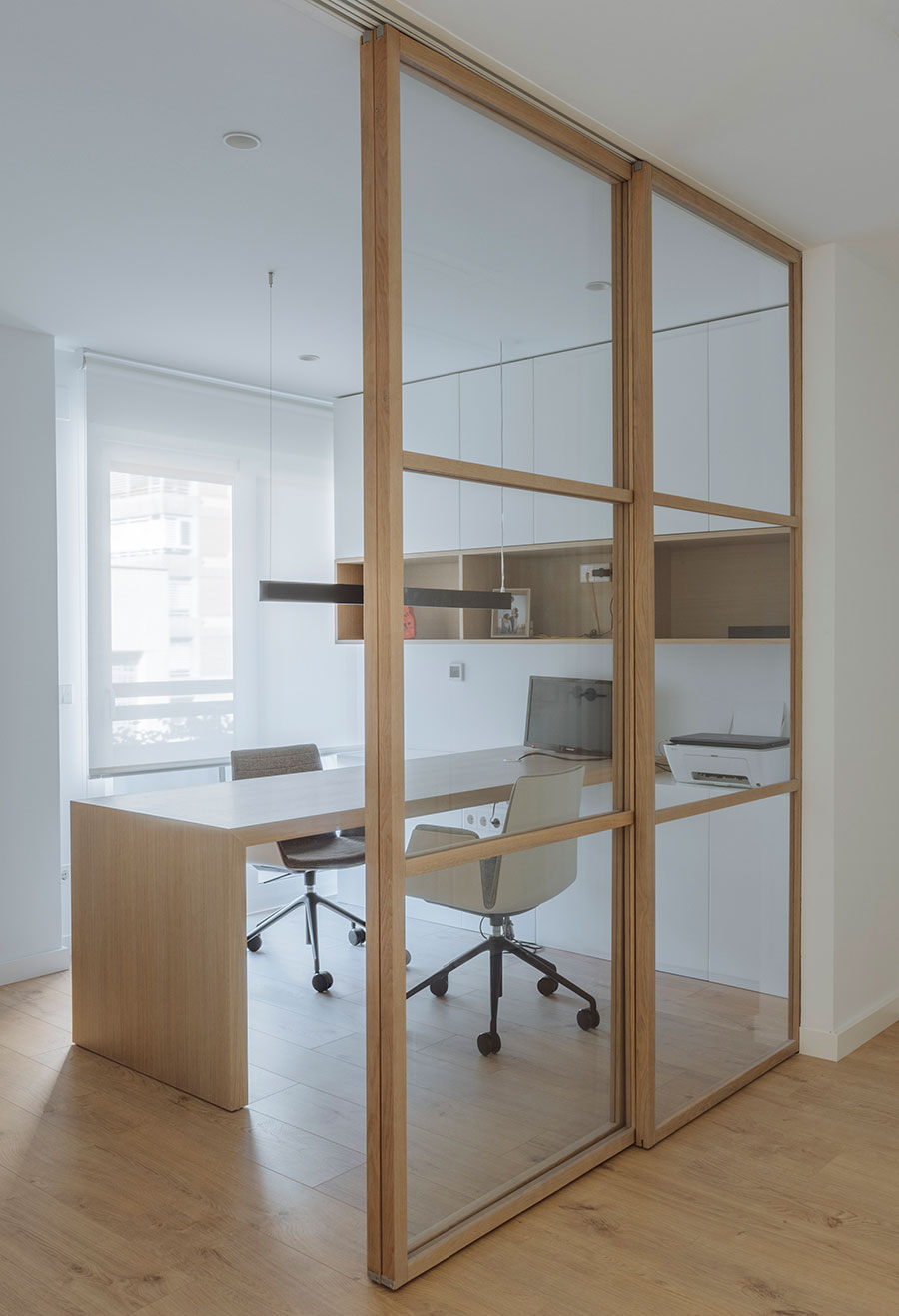 Dobleese reforma interiorismo puerta corredera vidrio madera roble despacho a medida apartamento