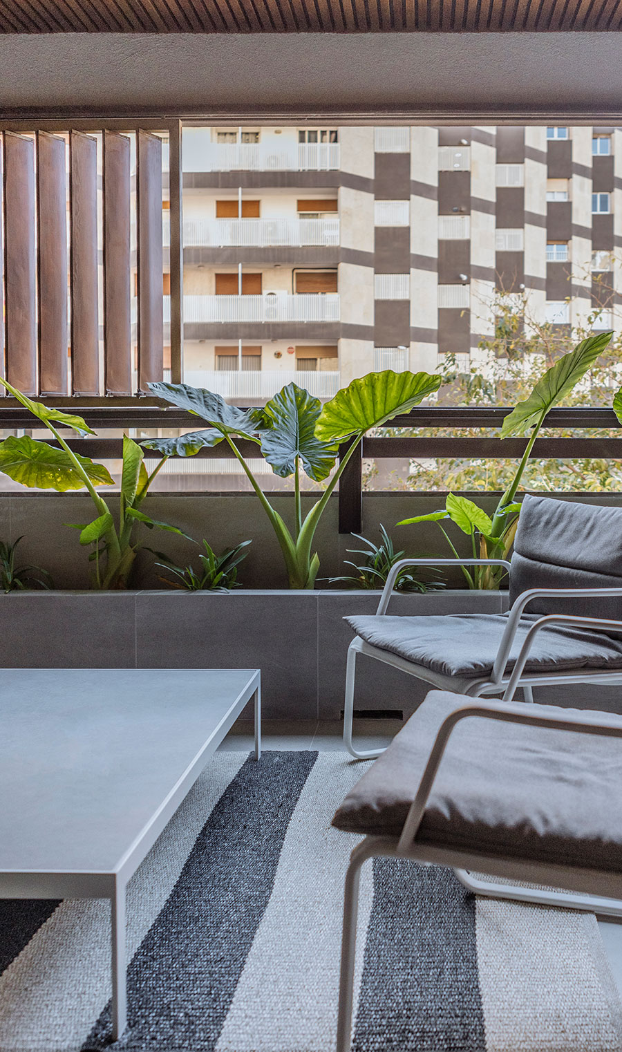 Dobleese reforma interiorismo terraza exterior mobiliario moderno plantas naturales apartamento